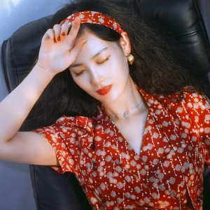 ����zӰƪ������һ�M���L��Ů��Ƭ