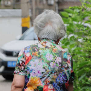 �zӰ�棺����Ů���ǡ��ϰࡱ