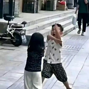 �Ĵˣ��@��С�к�������ʧȥ�˹�