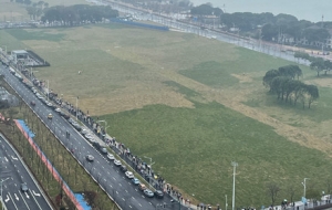 Ц������һ���ڽ�ꎸ��ܵ�����еĽ�ͨʢ�r