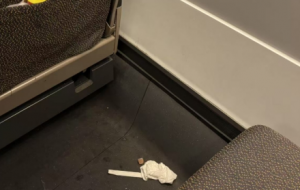 ��������Fȥ�Ϻ���;�У�2λ��С����Ůʿ���̶̵�·�̣��������΅^��Ū���K�y����