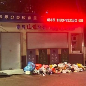 �p�Ƹ�����������߀�����ǰ����һ����ˮ��ء���ω����