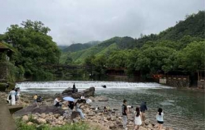 ʢ�����������ɽ����Ϫ��ˮ�䵽�l��