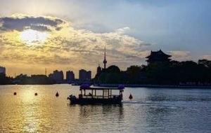 ̩�ݳ��Σ�ˮ�����Ƀ�ɫ��һ������һ��ī