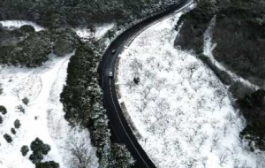 ���ģ���������ѩɽ��·����Խ��ɽ���yɫ����