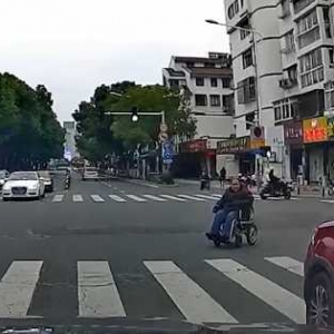 �@��λ�֟oҕ��̖�������cײ��ȥ���Һø��X��߅�ڜp�٣���ǰ�������T